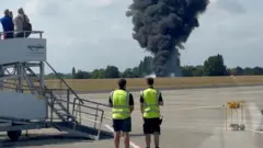 બીબીસી ગુજરાતી લંડન વિમાન પ્લેન ક્રૅશ સાઉથેન્ડ ઍરપોર્ટ
વિમાન ટેક-ઑફ કર્યા પછી તરત નીચે પટકાયું અને આગની જ્વાળાઓમાં ઘેરાઈ ગયું.