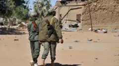 À leur arrivée à Diabaly, des soldats maliens inspectent les bâtiments militaires qui avaient été pris d'assaut par des djihadistes islamistes avant d'être détruits lors de frappes aériennes