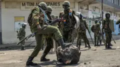 Igipolisi ca Kenya mu gikorwa co guhasha imyiyerekano