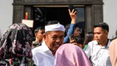 Gubernur Jawa Barat Dedi Mulyadi menyalami pegawai Aparatur Sipil Negara (ASN) saat mengikuti halalbihalal di Gedung Sate, Bandung, Jawa Barat, Selasa (8/4/2025).