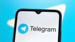 Celular com logotipo do Telegram na tela