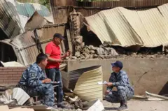 Баткендеги кыйроолорду иликтеп жаткан жарандык комиссиянын өкүлдөрү