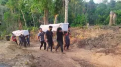 নিহতদের কফিন