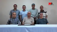 زعيم حزب العمال الكردستاني عبدالله أوجلان يظهر في شريط مصور (وسط جالس) رفقة أعضاء في الحزب سجناء في تركيا  