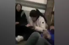 လော်ရီကားနောက်ခန်းထဲ ပိတ်မိနေကြတဲ့ အမျိုးသမီးတွေ