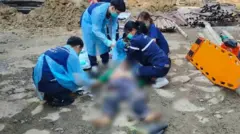 သတိလစ်သွားတဲ့ မြန်မာအလုပ်သမားကို အရေးပေါ် အသက်ကယ်နေတဲ့ ထိုင်းကယ်ဆယ်ရေးဝန်ထမ်းတွေ