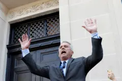 O atual secretário de saúde dos EUA RFK Jr durante um ato contra a obrigatoriedade de vacinas por motivos religiosos