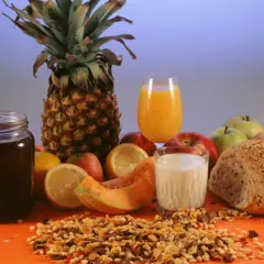 sucos, frutas, castanhas.