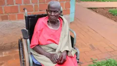 Umutamakazi yicaye mu ntebe y'abagendana ubumuga mu kigo Urukundo cakira abatamakazi, Mutoyi, Gitega, Nzero 2025