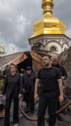 Президент і премʼєрка України - на даху пошкодженого російським ударом Успенського собору Києво-Печерської лаври