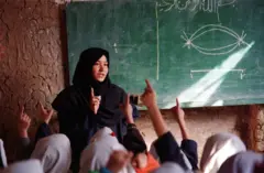 په مشهد کې د ښوونځي د ماشومانو په ټولګي کې یوه ښځینه ښوونکې