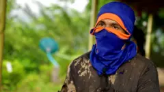 Javier, un agricultor local que lleva un pasamontañas azul. La foto fue tomada durante una entrevista y muestra su cabeza y hombros, pero solo sus ojos son visibles.