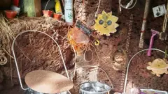 Imagens de dentro da caverna mostram artesanatos que decoravam o local e algumas panelas