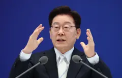 정장차림의 이재명 대통령이 8일 청와대 영빈관에서 열린 취임 1주년 기자회견에서 취재진 질문에 답변하고 있다.