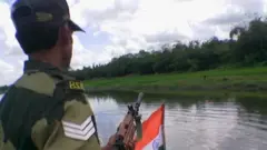 ভারত বাংলাদেশ সীমান্তে প্রহরারত বিএসএফ সদস্য