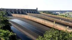 Vista de la represa hidroeléctrica binacional de Itaipú, cerca de Hernandarias, a 350 km al este de Asunción, en la frontera entre Paraguay y Brasil,