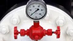 Манометр на нефтепроводе Дружба