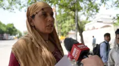 अपने परिवार के लोगों के साथ शहनाज़ हमें नोएडा फेज़ 2 पुलिस स्टेशन के बाहर म‍िलीं