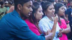 परेशान युवतियां