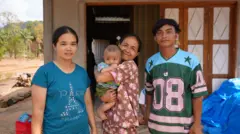 Noverlinda Waruwu [kiri], Yania Tilase [tengah], dan Arman Zebua adalah tiga penyintas dari 53 orang yang terjebak di hutan saat bahala banjir dan longsor mengepung kampung mereka. 