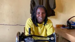 Emmanuela Tuyishime afite imashini idoda