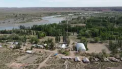 Pueblo a la orilla de un río
