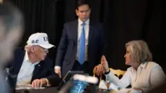 Trump, junto a su jefa de gabinete, Susie Wiles, y su secretario de Estado, Marco Rubio, mientras avanzan los ataques