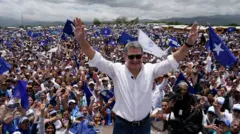 Hernández saluda a sus simpatizantes