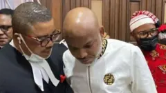 Aworan Nnamdi Kanu ati agbẹjọro rẹ