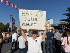 Hak, Hukuk, Adalet yazılı pankart taşıyan Erdah Mıhçı. 