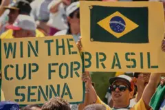 Torcedores brasileiros durante a Copa de 1994, com uma faixa em inglês, dizendo 'Ganhem a Copa por Senna'