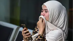 Družina žrtve je jokala, medtem ko je čakala na informacije o družini, za katero se sumi, da je žrtev v nesreči med KRL Commuterline in KA Argo Bromo Anggrek na povezavi Gambir-Surabaya Pasar Turi na postaji East Bekasi, Bekasi, Zahodna Java, v torek (28. 4. 2026).