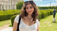 چهره سیدنی بروان که در فضای سبزی ایستاده است