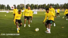 Ghana players dey train 