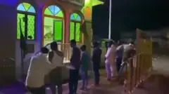 કથિત રીતે પોલીસે દરગાહ સામે ફટકાર્યા