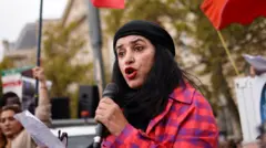 Marjane Satrapi participó en una manifestación en apoyo a las mujeres iraníes en París, Francia, el 2 de octubre de 2022, donde sostiene un micrófono mientras se dirige a la multitud.