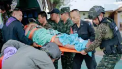 tajland kambodža, sukob tajlanda i kambodže, tajlandski vojnici unose ranjenog civila u vozilo hitne pomoći