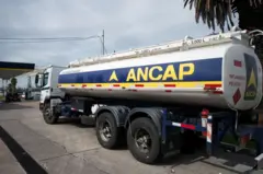Caminhão de combustível da petrolífera estatal Ancap