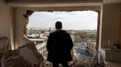 вид на Тегеран сквозь пробитую стену здания