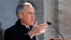 Марк Карни в пальто жестикулирует перед микрофоном