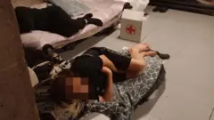 Застрявшие на российско-грузинской границе мужчины спят в подвальном помещении 