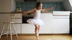 Uma pequena bailarina na cozinha