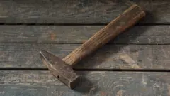 Шектүү жаран бөлмөдө турган балка менен аялынын желке тарабына урганын өз көрсөтмөсүндө айтып берди