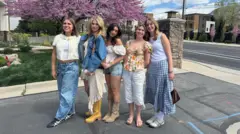 Caroline Dias Gonçalves com amigas