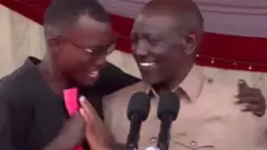 Umugabo yashoboye guhobera Perezida William Ruto mu kanya gato.