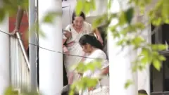 හිටපු ජනාධිපති මහින්ද රාජපක්ෂගේ දෙවන පුත්‍රයා වන යෝෂිත රාජපක්ෂට එරෙහිව පවත්වාගෙන යන මුදල් විශුද්ධිකරණ නඩුවක සැකකාරියක ලෙස නම් කර සිටි ඔහුගේ මිත්තණිය වන - ඩේසි ෆොරස්ට් ශරීර ඇප දෙකක් මත මුදා හැරීමට කඩුවෙල මහේස්ත්‍රාත් අධිකරණය අද (මාර්තු 5 වැනිදා) නියෝග කළේය.
