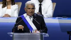 José Raúl Mulino fala ao microfone