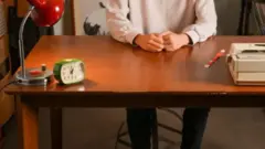 韓國現代員工坐在書桌前，回憶美國移民局拘捕行動