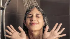 हिवाळ्याच्या दिवसांत लोक अनेकदा गरम पाण्याने अंघोळ करणं पसंत करतात.