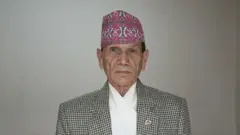 परराष्ट्र मन्त्रालय सिंहदरवारमा बीबीसीलाई दिएको अन्तरवार्तापछि परराष्ट्र मन्त्री बालानन्द शर्मा। 